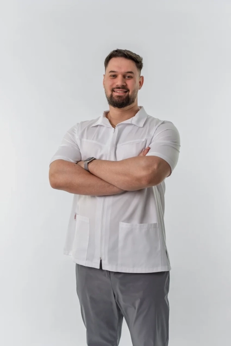 Halat Medical Luca pentru Studenți – Alb, Mânecă Scurtă, Închidere Fermoar