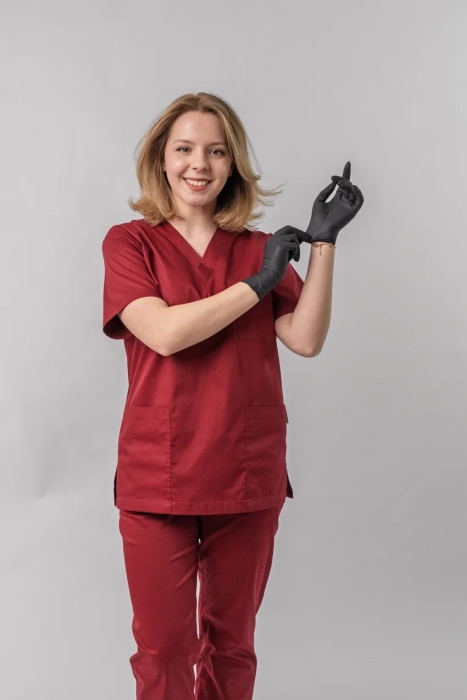 Costum medical Clio unisex – bluză in V și pantaloni comozi