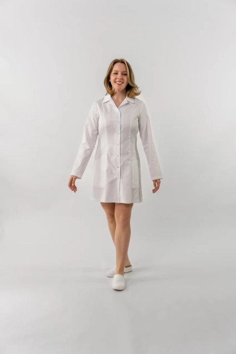 Halat medical damă Sofia 3/4 alb cu capse – confort și design clasic