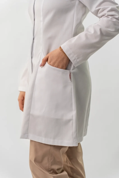 Halat medical damă Sofia 3/4 alb cu capse – confort și design clasic 2