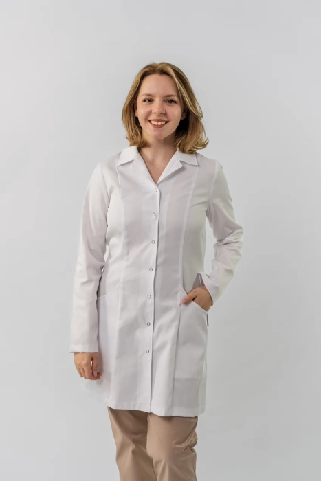 Halat medical damă Sofia 3/4 alb cu capse – confort și design clasic